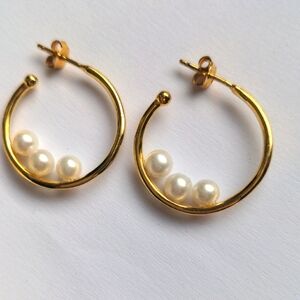 Gold plated Pearl Hoop Earrings.  1"  diameter.  New. Freshwater pearl  Macy's,
